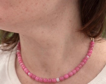 Collana in giada rosa e opale / Girocollo con cristalli curativi fatto a mano / Collana con perline di pietre preziose rosa / Regalo per lei