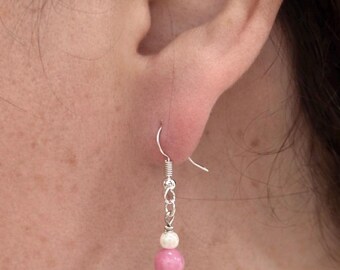 Orecchini pendenti con perle di giada rosa • Gioielli pendenti con lavorazione a filo metallico