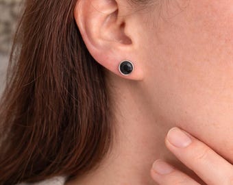 Orecchini a perno in onice nera / Orecchini a perno con pietre preziose fatti a mano / Gioielli con pietra protettiva / Regalo per lei