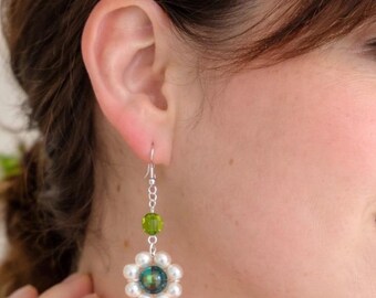 Orecchini a forma di fiore di perla verde • Fatti a mano da un negozio di proprietà di una mamma