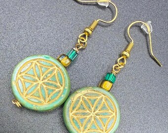 Orecchini pendenti in vetro ceco con Fiore della Vita Verde • Gioielli in stile boho con geometria sacra