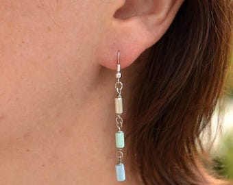 Orecchini pendenti in vetro sfumato con filo metallico • Gioielli boho costieri blu satinato