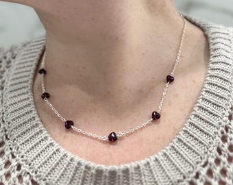Set di collana e orecchini con perline a cuore rosso / Gioielli color argento