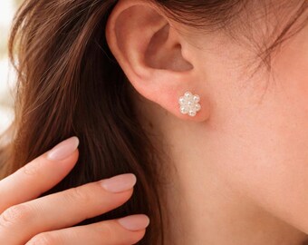 Orecchini a lobo con fiore e perle bianche – Gioielli da sposa fatti a mano