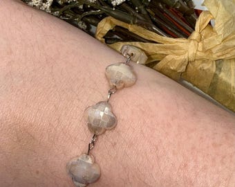 Braccialetto di perline con trifoglio neutro / Regalo di San Valentino / Fatto a mano da un'azienda di proprietà di una mamma