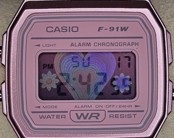 Modyfikowany zegarek cyfrowy Casio F-91W „Hearts” z niestandardową różową kopertą i filtrem holograficznym – możliwość grawerowania/personalizacji