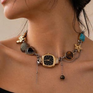 Collana girocollo con ciondolo a forma di orologio vintage in finta oro, gioielli stravaganti Y2K di Eklektik, collana artigianale con orologio, cuore e stella