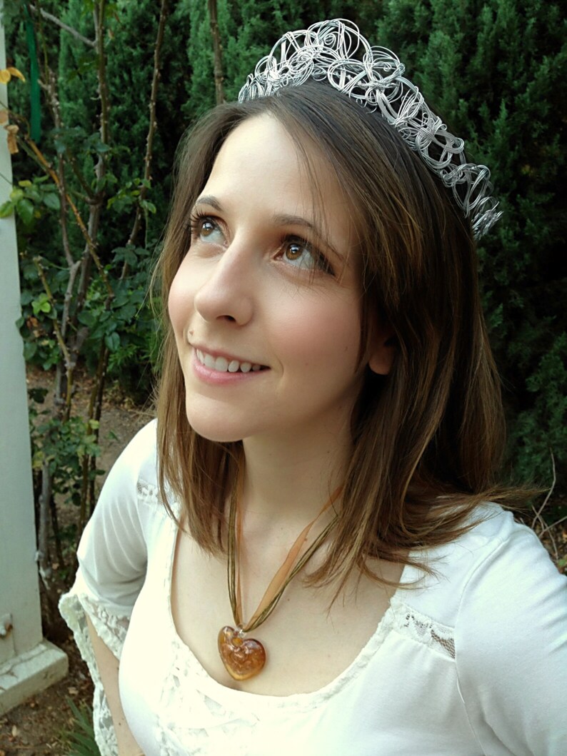 Silver tone wire queen princess crown