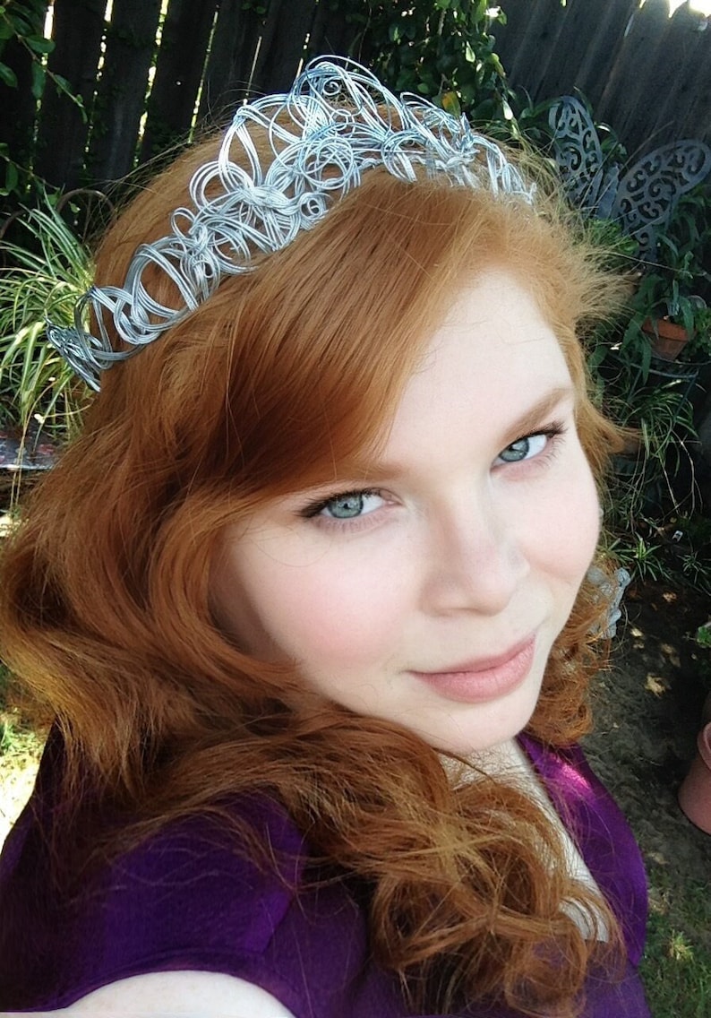 Silver tone wire queen princess crown