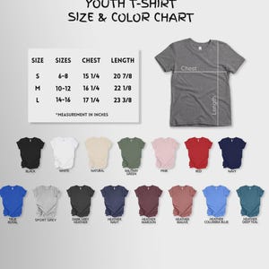 Puede incluir: Una tabla de tallas y colores de camisetas para j&oacute;venes. La tabla incluye las tallas S, M y L, con medidas de pecho de 38,7, 41,3 y 43,8 cm, y largos de 53,0, 56,2 y 59,4 cm. Los colores incluyen negro, blanco y azul marino.