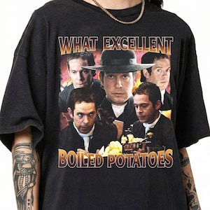 Puede incluir: Camiseta negra con un diseño retro. El gráfico presenta un collage de imágenes con el texto "WHAT EXCELLENT BOILED POTATOES". El diseño incluye múltiples retratos de un hombre con sombrero negro y otros hombres con trajes negros.