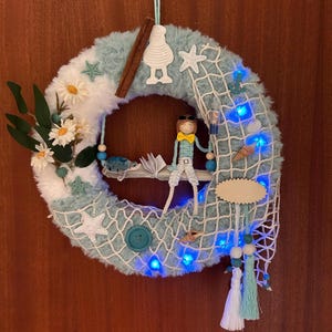 Puede incluir: Un letrero de madera rústica con el texto "Welcome to our porch" en letras blancas. El letrero presenta un acabado envejecido y un diseño sencillo y acogedor, ideal para la decoración exterior.