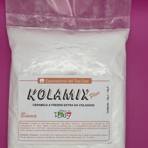 Op de afbeelding: Een doorzichtige plastic zak gevuld met wit poeder, met het label "KOLAMIX Plus" en "CERAMICA A FREDDO EXTRA DA COLAGGIO." Het label vermeldt ook "MADE IN ITALY" en "Bianca." De zak bevat 1 kg of 5 kg product.