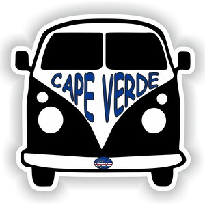 Może przedstawiać: Czarno-biała ilustracja zabytkowego vana Volkswagena z napisem "CAPE VERDE" w kolorze niebieskim na przodzie. Van ma biały zderzak i małą naklejkę z flagą Republiki Zielonego Przylądka z przodu.