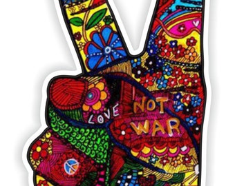 Könnte beinhalten: Ein farbenfrohes Peace-Zeichen mit einem Friedenssymbol in der Mitte. Das Peace-Zeichen besteht aus verschiedenen Mustern und Farben, darunter Rot, Gelb, Blau, Grün und Orange. Die Worte "Love Not War" sind in Gold auf dem Peace-Zeichen geschrieben.