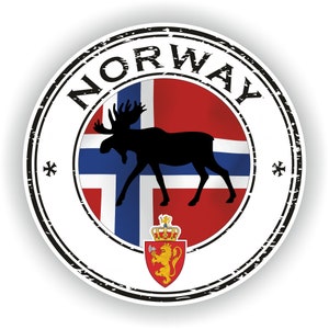 以下が含まれることがあります： 「NORWAY」という文字が円形に書かれた、黒と白の古びた丸いスタンプ。その円の中央には、赤、白、青のノルウェーの国旗があり、その前に黒いシルエットのヘラジカが立っている。国旗の下には、金と赤のライオンの紋章がある。