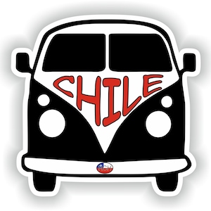 Op de afbeelding: Een zwart-witte illustratie van een vintage busje met het woord "CHILE" in rood over de voorkant. Het busje heeft een kleine sticker van de Chileense vlag op de voorbumper.