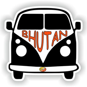 Può includere: Un'illustrazione in bianco e nero di un furgone vintage con la parola "BHUTAN" scritta in arancione sul parabrezza anteriore. Il furgone ha un paraurti bianco con un piccolo cerchio arancione che dice "BHT" al centro.