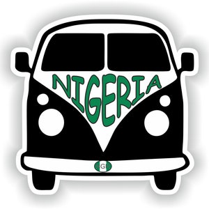 Może przedstawiać: Czarno-biała ilustracja vintage'owego vana z napisem "NIGERIA" w zielonych literach na przodzie. Van ma zielono-biało-czarną tablicę rejestracyjną z napisem "NGR".