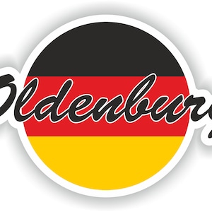Può includere: Un adesivo con i colori della bandiera tedesca, nero, rosso e giallo, in un cerchio con la parola "Oldenburg" in corsivo nero.