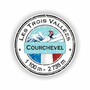 Peut inclure: Un autocollant rond avec une bordure noire, affichant le texte "LES TROIS VALLÉES COURCHEVEL" et un skieur sur une montagne enneigée. L'autocollant comprend le drapeau français et une altitude de 1 100 m - 2 738 m.