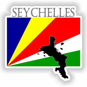 Pode incluir: Um autocolante retangular com a bandeira das Seychelles com faixas diagonais azuis, amarelas, vermelhas, brancas e verdes. A palavra SEYCHELLES está impressa em letras maiúsculas pretas no topo. Uma silhueta preta da ilha está sobreposta.