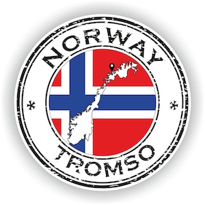 以下が含まれることがあります： 「NORWAY」と「TROMSO」という黒い文字が書かれた、すり切れた円形のスタンプ。スタンプの中央には、ノルウェーの国旗に重ねて、トロムソの位置を示す黒いピンが刺さったノルウェーの地図が描かれている。