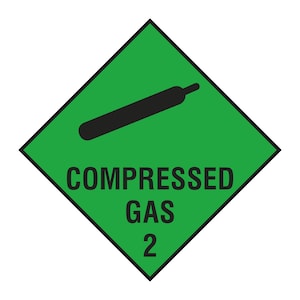以下が含まれることがあります： 黒いガスボンベのシルエットと「COMPRESSED GAS 2」というテキストが書かれた緑色のひし形の警告標識です。