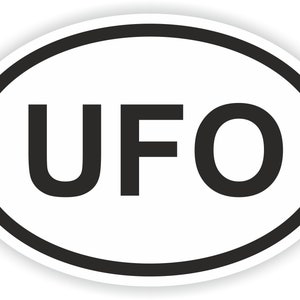 Peut inclure: Un autocollant ovale blanc avec un contour noir et le mot "UFO" imprimé en noir.