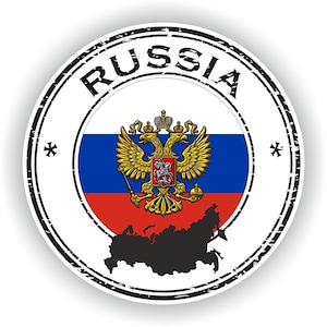 Puede incluir: Un sello circular negro y blanco desgastado con la palabra "RUSSIA" en un círculo negro. El centro del sello presenta la bandera rusa con el escudo de armas, una silueta negra del país de Rusia y un fondo blanco.