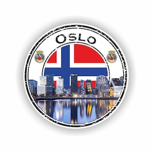 Może przedstawiać: Okrągła naklejka z napisem "OSLO" w postarzanym czarnym kolorze. Projekt zawiera flagę Norwegii, krajobraz miejski i dwa herby. Naklejka ma białe tło.