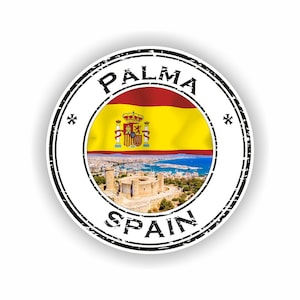 Puede incluir: Una pegatina redonda con las palabras "PALMA" y "SPAIN" en fuente negra desgastada. El centro muestra la bandera española y una vista panorámica de una ciudad costera con un castillo. La pegatina tiene un fondo blanco.