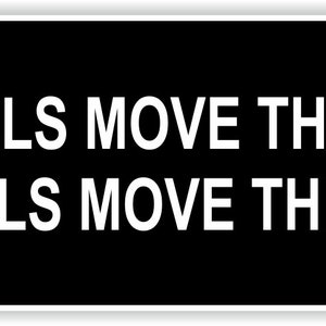 Puede incluir: Pegatina en blanco y negro con el texto "4 WHEELS MOVE THE BODY 2 WHEELS MOVE THE SOUL!"
