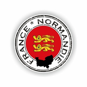 Peut inclure: Un timbre circulaire noir et blanc avec le texte "FRANCE*NORMANDIE" autour du bord. Le centre du timbre présente le drapeau de la Normandie, qui est rouge avec trois lions dorés, et un contour noir de la région de Normandie.