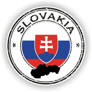 Könnte beinhalten: Ein schwarzer und weißer, abgenutzter runder Stempel mit dem Wort "SLOVAKIA" am Rand. Die Mitte des Stempels zeigt die Flagge der Slowakei, ein weißes Schild mit einem roten Kreuz auf blauem Grund, und eine schwarze Umrandung des Landes Slowakei.