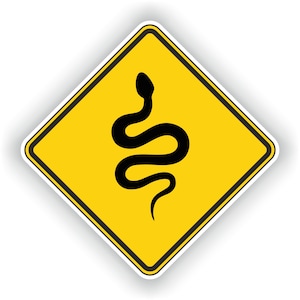 Peut inclure: Un panneau de signalisation jaune en forme de losange avec une silhouette noire de serpent. Le panneau sert à avertir de la présence de serpents.