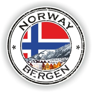 以下が含まれることがあります： 「NORWAY BERGEN」という黒い文字が書かれた、すり切れた円形のスタンプ。スタンプにはノルウェーの国旗と、カラフルな建物が前景にある雪山風景が描かれている。