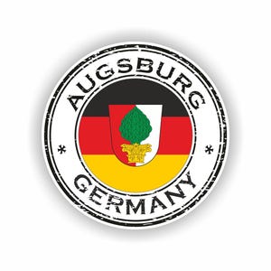 Könnte beinhalten: Ein runder Aufkleber mit dem Wappen von Augsburg, Deutschland. Das Design umfasst einen Schild mit einem grünen Tannenzapfen, vor den Farben der deutschen Flagge: Schwarz, Rot und Gelb. Die Wörter "Augsburg" und "Germany" sind am Rand aufgedruckt.