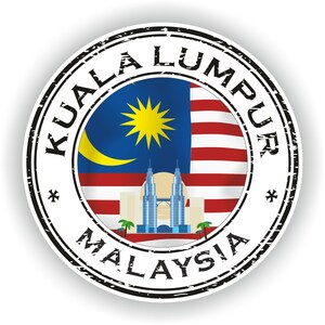 Op de afbeelding: Een ronde sticker met de tekst "KUALA LUMPUR MALAYSIA" in een zwarte, verweerde letter. Het ontwerp bevat de Maleisische vlag, de Petronas Towers en palmbomen.
