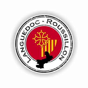 Op de afbeelding: Een ronde zwart-witte stempel met de tekst "LANGUEDOC - ROUSSILLON" rond de rand. Het midden van de stempel toont een rood-gele vlag met een zwarte omtrek van de regio.