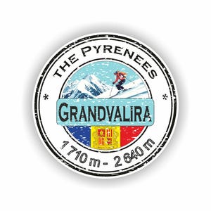 Può includere: Un adesivo rotondo con bordo nero. Presenta il testo "THE PYRENEES" e "GRANDVALIRA". L'adesivo include un'illustrazione di uno sciatore su una montagna innevata, la bandiera di Andorra e l'intervallo di altitudine di 1710 m - 2640 m.