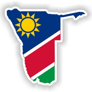 Może przedstawiać: Naklejka z konturem Namibii w kolorach flagi Namibii: niebieskim, czerwonym, zielonym i białym. Flaga zawiera również żółte słońce z 12 promieniami.