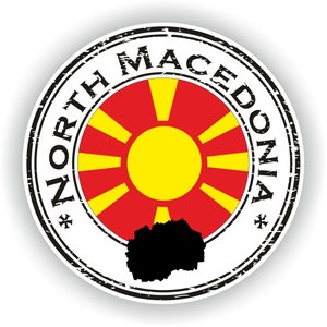 Könnte beinhalten: Ein runder, schwarz-weißer Stempel mit der Aufschrift "NORTH MACEDONIA" am Rand. Die Mitte des Stempels zeigt die Flagge Nordmazedoniens, ein rotes Feld mit einer gelben Sonne und acht Strahlen. Die Umrisse des Landes Nordmazedonien sind ebenfalls in Schwarz dargestellt.