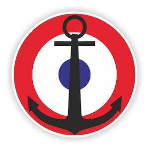 Könnte beinhalten: Ein roter Kreis mit einem weißen Zentrum und einem blauen Kreis innerhalb des weißen Zentrums. Ein schwarzer Anker befindet sich in der Mitte des Kreises, wobei die Spitze des Ankers über den roten Kreis hinausragt.