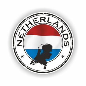 Op de afbeelding: Een ronde sticker met de Nederlandse vlag in rood, wit en blauw. Het woord "NETHERLANDS" is in een zwarte, verweerde lettertype rond de vlag gedrukt. Een zwart silhouet van de omtrek van het land is ook aanwezig.