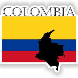Op de afbeelding: Een gele, blauwe en rode Colombiaanse vlag met een zwarte omtrek van de vorm van het land in het midden. Het woord "COLOMBIA" staat in het zwart bovenaan de vlag.