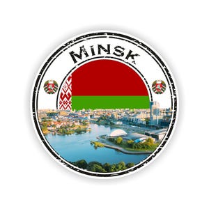 Könnte beinhalten: Ein runder Aufkleber mit dem Wort "MINSK" in Schwarz. Das Design beinhaltet eine rot-grüne Flagge, ein Stadtbild und einen weißen Rand mit einem Used-Effekt. Zwei kleine Embleme sind ebenfalls enthalten.