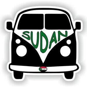 Op de afbeelding: Een zwart-witte illustratie van een vintage busje met het woord "SOEDAN" in groene letters op de voorkant. Het busje heeft een kleine cirkel met de Soedanese vlag op de voorbumper.