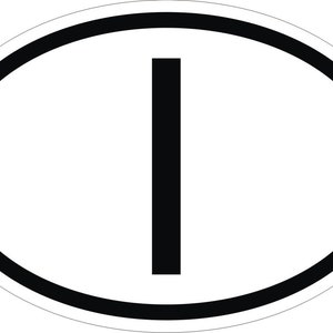 Può includere: Un adesivo ovale bianco con un bordo nero spesso e una grande lettera "I" nera al centro. Questo adesivo è progettato per i veicoli ed è un identificatore di codice paese.