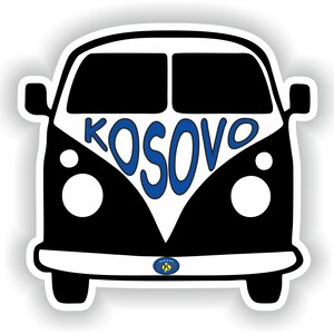 Może przedstawiać: Czarno-biała ilustracja vintage'owego vana z napisem "KOSOVO" w niebieskich literach na przodzie. Van ma niebiesko-żółtą flagę z sześcioma gwiazdami na przednim zderzaku.
